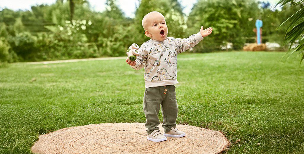 https://www.chicco.de/dw/image/v2/BJJJ_PRD/on/demandware.static/-/Sites-Chicco-Germany-Library/de_DE/dw555f5ea7/site/06-Pagina di Categoria/Fashion/Abbigliamento/Nuova Collezione/2025/PE 2025/Primavera/CHICCO_SS25_07_0271-2-1025x520 (1).jpg